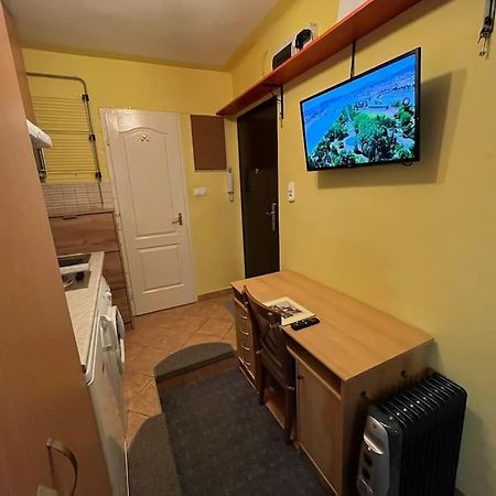 Tiny Private Apartment In Central Buda. Boedapest Buitenkant foto