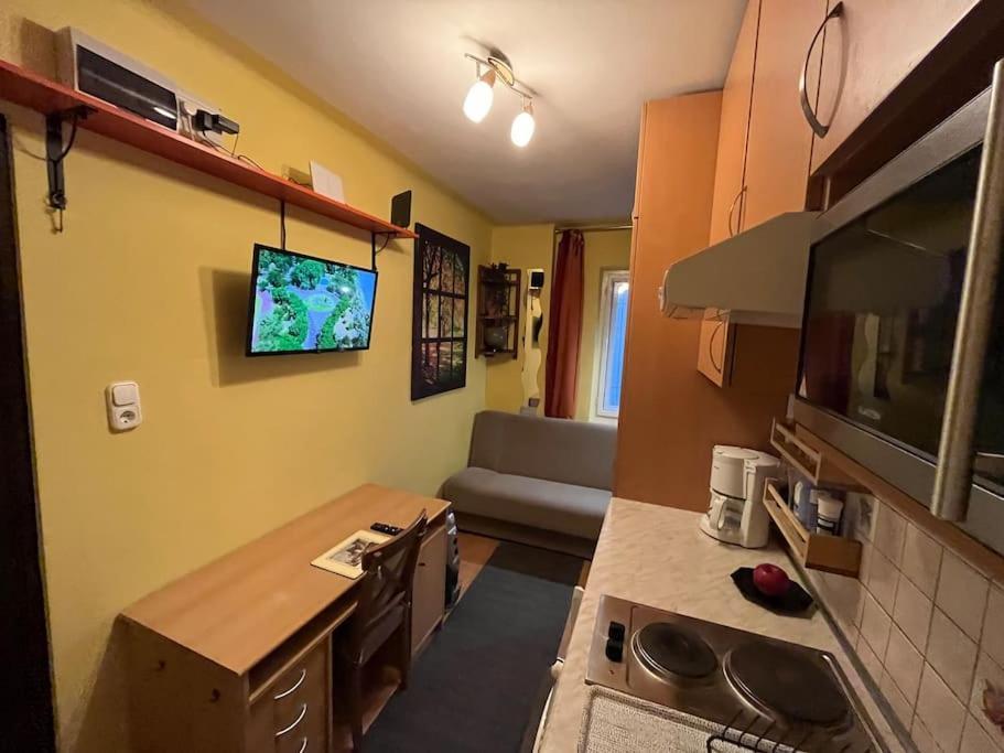 Tiny Private Apartment In Central Buda. Boedapest Buitenkant foto