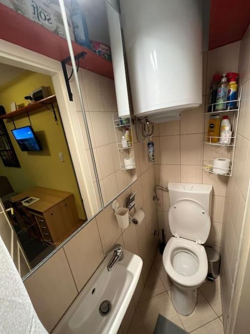 Tiny Private Apartment In Central Buda. Boedapest Buitenkant foto