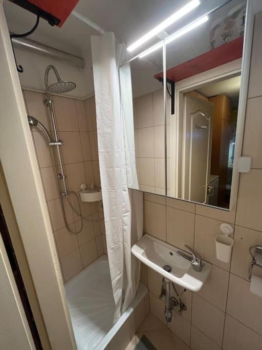 Tiny Private Apartment In Central Buda. Boedapest Buitenkant foto