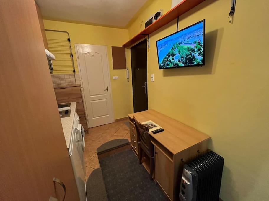 Tiny Private Apartment In Central Buda. Boedapest Buitenkant foto