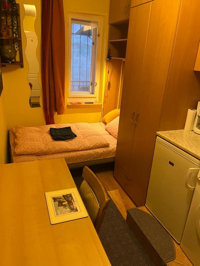 Tiny Private Apartment In Central Buda. Boedapest Buitenkant foto