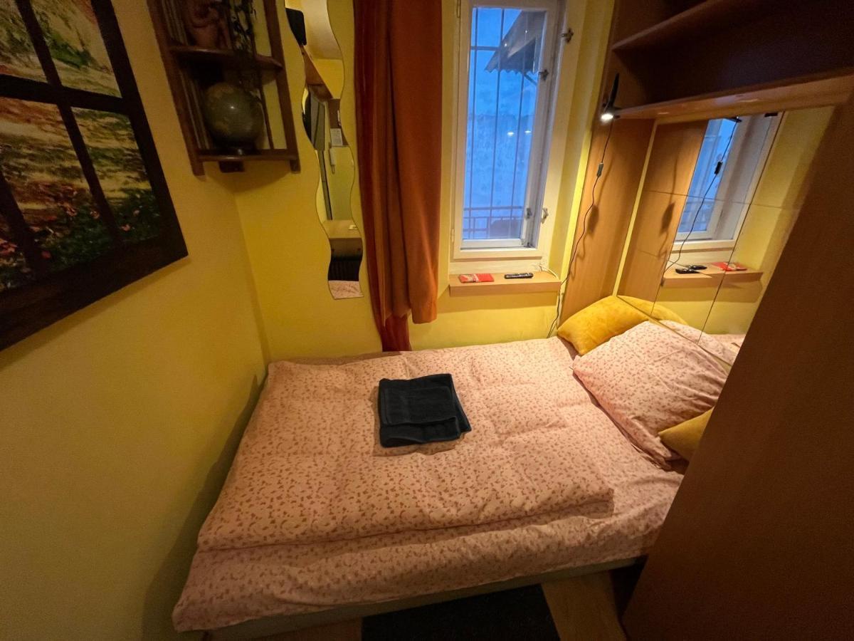 Tiny Private Apartment In Central Buda. Boedapest Buitenkant foto